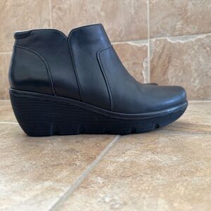 Like new: Clark’s Artisan Clarene Wedge Leather Black Ankle Boots